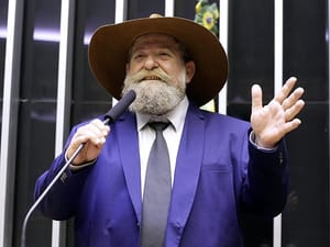 TRE-MT autoriza Nelson Barbudo a manter chapéu na foto da urna
