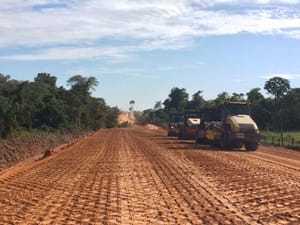 TCE barra rescisão e manda empresa retomar obra da MT-170; asfalto terá de seguir padrão do Dnit