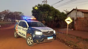 Dupla em moto atira três vezes contra jovem de 17 anos na porta de casa