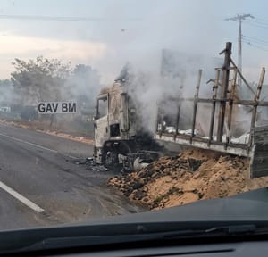 Carreta carregada de soja pega fogo na BR-364 e motorista escapa ileso; veja vídeo