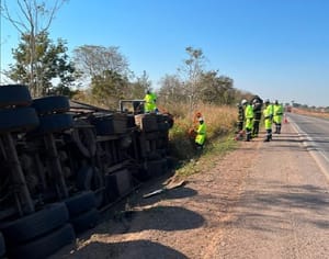 Carreta carregada de algodão tomba, pega fogo e motorista morre em MT