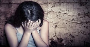 Mãe descobre homem pedindo fotos íntimas para menina de 11 anos e suspeito vira alvo da polícia