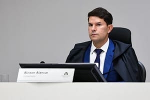 TCE mantém suspenso pregão de R$ 1,4 milhão para compra de mobiliário escolar em Sapezal