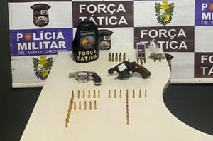 Homem é preso vendendo armas dentro de bar; PM apreendeu 2 revólveres e 119 munições