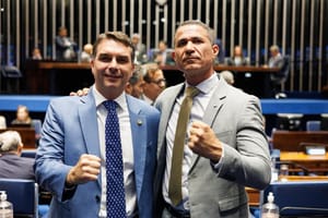Flávio Bolsonaro diz que Coronel Assis será seu principal nome nas eleições em Mato Grosso