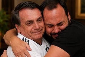 Após 30 dias, Carlos faz primeira visita a Bolsonaro: "Choro de  lágrimas de emoção"