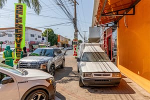 Fiscalização visa garantir calçadas livres aos pedestres na Carmindo de Campos
