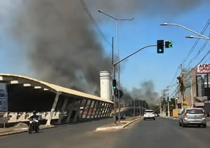 Incêndio se espalha por área de vegetação próxima ao Aeroporto Marechal Rondon em VG