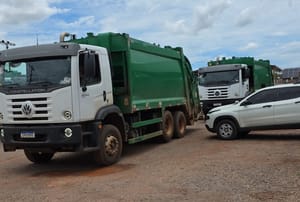 Funcionários da Locar paralisam coleta de lixo e deixam apenas 30% da frota nas ruas de Cuiabá