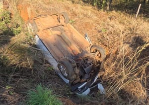 Mulher fica ferida após carro capotar e cair em ribanceira em Poconé