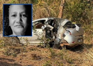 Mulher de 68 anos morre após carro sair da pista e capotar na BR-070