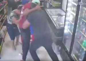 Câmeras registram homem tentando matar ex com mais de 15 facadas dentro de mercearia