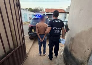 Jovem é preso por tentativa de homicídio e quebra celular na frente dos policiais em MT