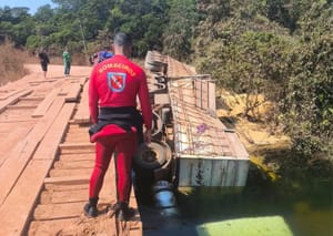 Caminhão cai de ponte e motorista morre preso em cabine submersa em rio de MT