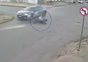 Câmera registra colisão entre bicicleta elétrica com dois adolescentes e carro em Cáceres