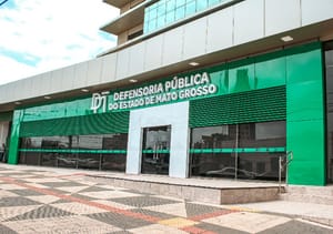 Juiz acata pedido e determina tratamento para bebê com malformação na coluna e pés tortos