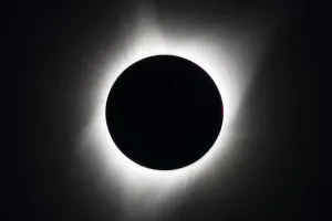 Eclipse raro promete transformar dia em noite nesta quarta; veja onde será possível assistir
