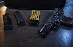 Ex é preso após descumprir medida protetiva e ser flagrado com pistola e 40 munições em VG