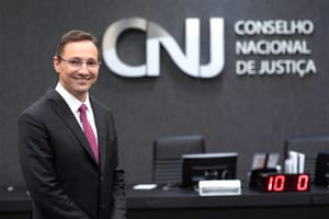 Ulisses Rabaneda entrega passaporte à PF após retornar dos Estados Unidos