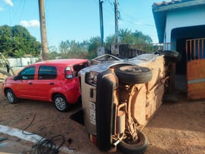 Acidente envolvendo moto e dois carros termina com capotamento e motociclista ferido em VG