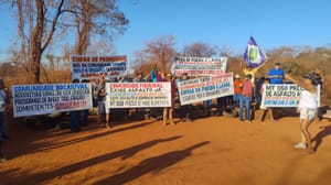 Moradores bloqueiam MT-050 e cobram pavimentação prometida para o Baixo Pantanal, veja o vídeo