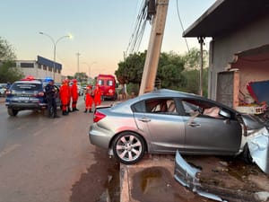 Motorista morre após ser arremessado de carro em grave acidente que derrubou poste em VG