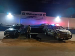 Grupo invade casa, faz moradores reféns e foge; suspeito foi preso após cerco da PM