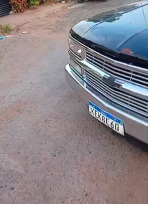 Moradores encontram carro danificado em rua atrás de escola em Cuiabá; veja vídeo