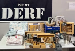 Gerente de loja em shopping é identificada após furtos e Polícia Civil recupera produtos em casa