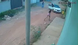 Menino de 5 anos corre pela rua antes de ser colocado em carro; mãe nega sequestro em Cuiabá