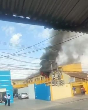 Fogo atinge três quitinetes e assusta moradores; bombeiros controlaram o incêndio