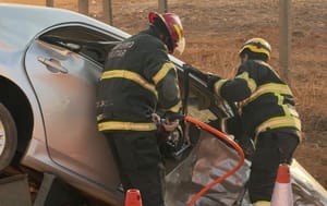 Bombeiros socorrem vítima de acidente de trânsito na BR-163, em Lucas do Rio Verde