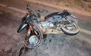 Homem morre após batida frontal entre moto e caminhão em rodovia