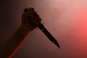 Mulher é presa após atacar marido com seis facadas enquanto ele dormia em MT