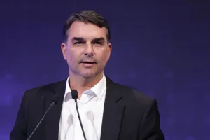 Dirigente do Missão é apontado como responsável por filiação de Flávio Bolsonaro ao partido