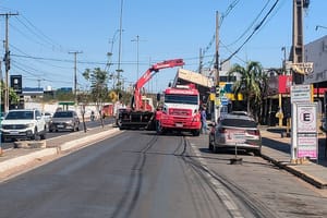 Caminhão enrosca em fiação, derruba cabos energizados e interdita avenida em VG
