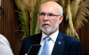 Um dia após operação da PF, Francisco Lopes deixa comando da PGE-MT e Pivetta nomeia substituto