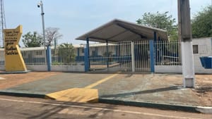 Adolescente de 13 anos agride colega de 12 com vários socos dentro de escola cívico-militar em Juscimeira