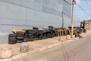 Prefeitura de Cuiabá determina retirada de pneus acumulados em calçada no bairro Cidade Verde