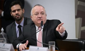 Pedro Taques apresenta novas provas e defende prisão preventiva de Mauro Mendes e filho
