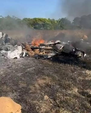 Avião cai em MT e é destruído pelo fogo; três vítimas são apontadas preliminarmente; veja vídeo
