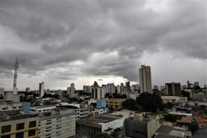 Chuva surpreende cuiabanos e traz alívio após dias de temperaturas próximas dos 40°C