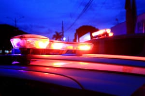 Dupla rouba casal em ponto de ônibus e acaba presa após rastreamento de celular