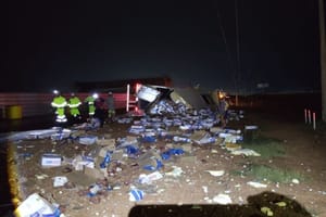 Carreta tomba com carga de carne e populares saqueiam produtos na BR-163; veja o vídeo