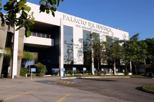 Justiça impõe distância de 500 metros entre pai e filho após conflito na gestão de empresa