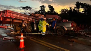 Acidente na BR-163 deixa dois mortos e dois feridos; carreta teria rodado na pista