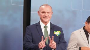 Wellington Fagundes diz que foi avisado "em cima da hora" e nega isolamento de Flávio Bolsonaro