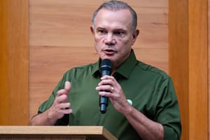 Wellington rebate Flávia após crítica sobre gestão: "Nós confiamos nela"; veja o vídeo