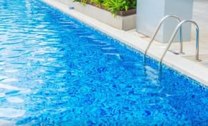 Tragédia: menina de 2 anos morre após cair em piscina de casa em Várzea Grande