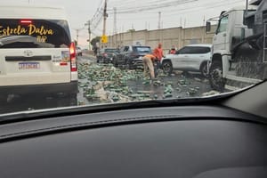 Caminhão tomba, espalha Heineken e populares saqueiam cervejas em Cuiabá; veja vídeos